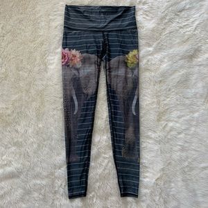 Teeki “Love the Elephant” hot pants/leggings